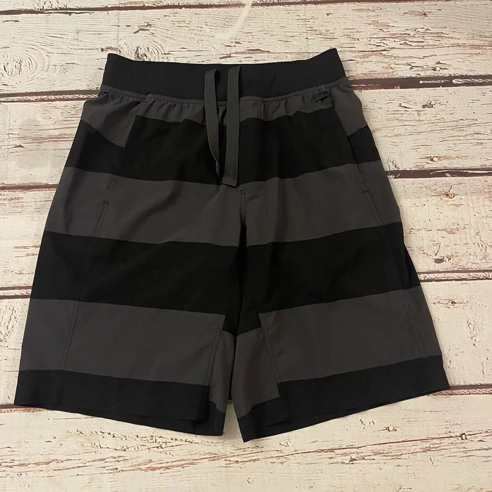 Lululemon Shorts Size Medium Black‎ Gray Drawstring Pockets Stretch Logo Mens